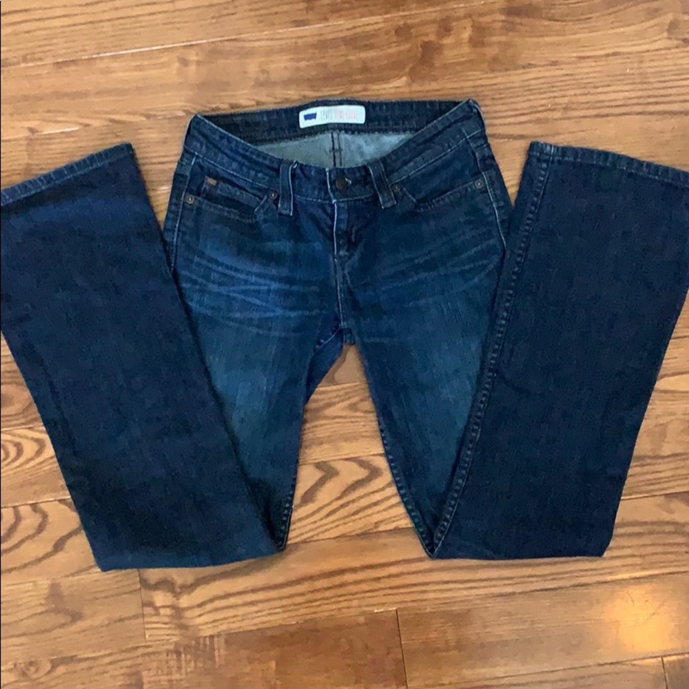 Levies Demi Curve Jeans size 3M.